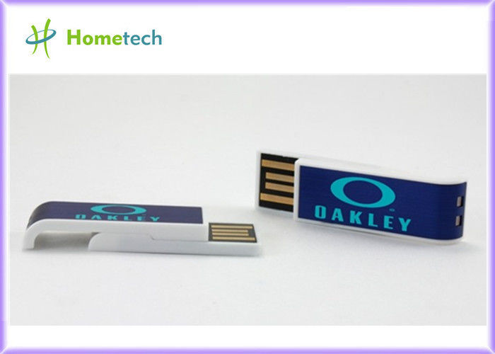 A movimentação plástica do flash de USB dá forma à vara de USB com seda do logotipo - tela