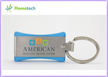 Os favoritos comparam Pendrive plástico com a impressão da cor completa para o presente relativo à promoção